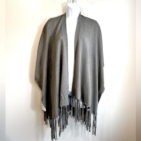 NWT Love Sadie Fringe Wrap Sweater Grey Size Small ✨🆕✨ - Picture 12 of 12